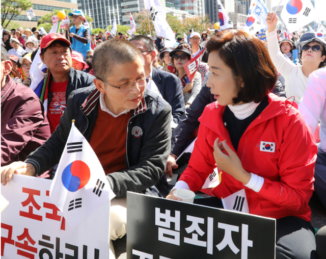 지난해 10월 9일 오후 서울 광화문광장에서 열린 문재인 하야 범국민투쟁본부 주최 '대한민국 바로세우기 국민대회'에 참석한 자유한국당 황교안 전 대표와 나경원 전 원내대표가 대화하고 있다. 뉴시스