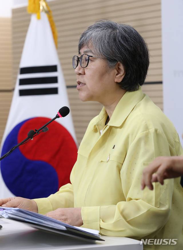 [청주=뉴시스]강종민 기자 = 정은경 중앙방역대책본부장(질병관리본부장)이 21일 오후 충북 청주 질병관리본부에서 신종 코로나바이러스 감염증(코로나19) 국내 발생 현황을 발표하며 이번 주말엔 꼭 안전한 집에 머물러 줄것을 요청하고 있다. 2020.08.21.  ppkjm@newsis.com