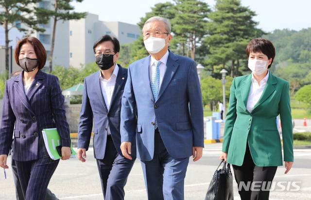 [청주=뉴시스]강종민 기자 = 김종인 미래통합당 비상대책위원장이 21일 오후 충북 청주 질병관리본부를 방문, 정은경 본부장과 만난 뒤 차량으로 이동하고 있다. 2020.08.21.  ppkjm@newsis.com