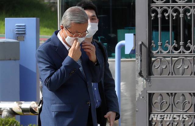 [청주=뉴시스]강종민 기자 = 김종인 미래통합당 비상대책위원장이 21일 오후 충북 청주 질병관리본부를 방문, 정은경 본부장과 만난 뒤 차량으로 이동하며 마스크를 고쳐 쓰고 있다. 2020.08.21.  ppkjm@newsis.com