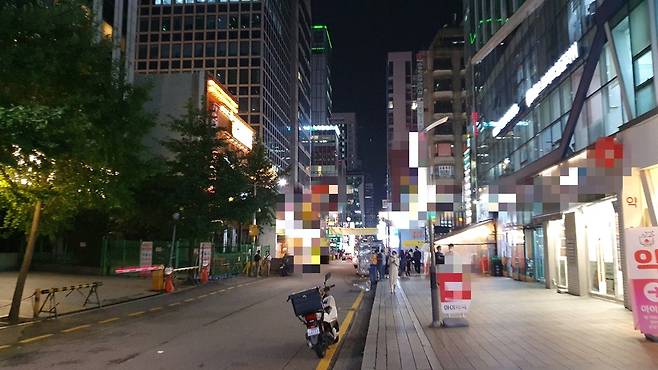 '불금' 맞나? 한산한 강남 유흥가 (서울=연합뉴스) 윤우성 기자 = 21일 오후 서울 서초구 강남역 인근 유흥가에 인적이 드물다.       정부는 지난 18일 유흥주점, 헌팅포차 등 12가지 고위험시설에 대해 집합금지 명령을 내렸다. 2020.8.21 653@yna.co.kr