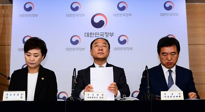 홍남기 부총리 겸 기획재정부 장관, 김현미 국토교통부 장관, 서정협 서울시장 권한대행이 지난 4일 수도권 공급확대 대책을 발표하고 있다. /사진제공=뉴스`