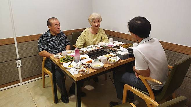 이홍훈 전 대법관(제일 왼쪽)과 그의 부인 박옥미.