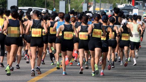 22일 오전 강원 평창군 대관령면에서 열린 ‘2020 평창 대관령 전국 하프마라톤대회 겸 전국 고교 10㎞ 대회’에 참가한 선수들이 레이스를 펼치고 있다. 2020.8.22 연합뉴스