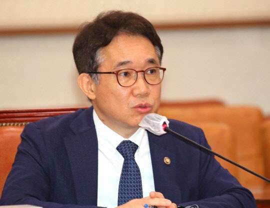 박선호(사진) 국토부 1차관이 한 유튜브 방송에 출연해 부동산 정책 관련 소신을 밝혔다.<연합뉴스>