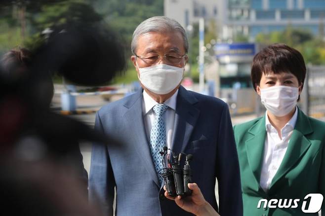 (청주=뉴스1) = 김종인 미래통합당 비상대책위원장이 21일 오후 충북 청주시 흥덕구 오송읍 질병관리본부를 방문한 뒤 기자들의 질문에 답하고 있다. 김 위원장은 이날 정은경 본부장 등을 만났다. 2020.8.21/뉴스1