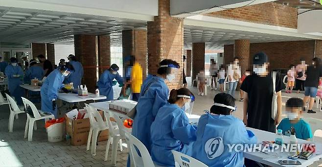 초등학교 안에 차려진 선별진료소 (춘천=연합뉴스) 23일 강원 춘천시 남부초등학교에 마련된 선별진료소에서 학생들이 코로나19 검사를 받고 있다.      해당 학교는 재학생 2명이 이날 코로나19 확진 판정을 받음에 따라 교내에 선별진료소를 운영 중이다. 2020.8.23 [춘천시 제공. 재판매 및 DB 금지] yangdoo@yna.co.kr