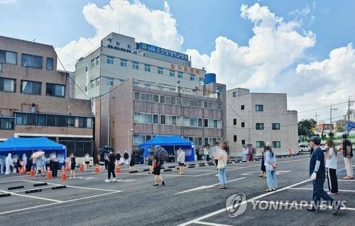 검사대기 중인 병원 직원 (천안=연합뉴스) 23일 순천향대 천안병원 직원들이 코로나19 검사를 받기 위해 병원에서 줄을 서 대기하고 있다. 이 병원 간호사 등 의료진 3명이 전날 오후 코로나19로 확진됐다. 2020. 8. 23 [순천향대 천안병원 제공. 재판매 및 DB 금지]       jung@yna.co.kr