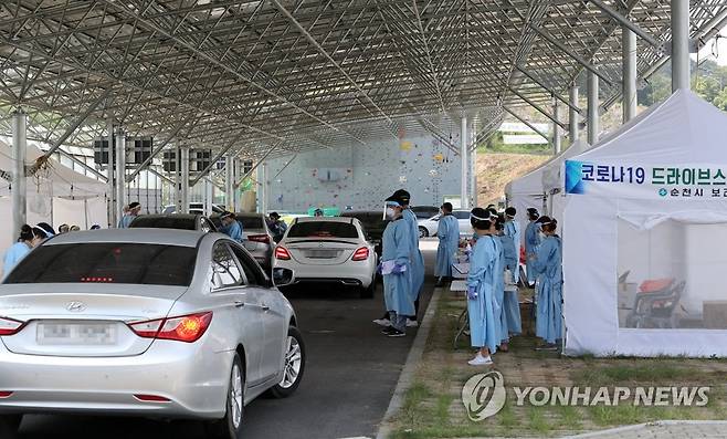 북적이는 드라이브 스루 진료소 (순천=연합뉴스) 형민우 기자 = 23일 오후 전남 순천시 팔마체육관에 마련된 드라이브 스루 선별진료소에 코로나 19 검사를 받으려는 차량이 길게 늘어서 있다. 2020.8.23 minu21@yna.co.kr