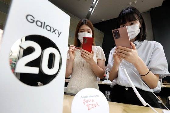 서울 광화문 KT스퀘어를 찾은 고객들이 삼성전자의 '갤럭시 노트20'을 살펴보고 있다. 뉴스1