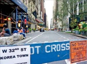 코리아타운이 시작되는 맨해튼 32번가에 차량 통행을 금지한다는 안내문이 붙어 있다.