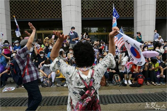 보수단체 집회 참가자들이 지난 15일 오전 서울 종로구 광화문광장에서 8·15 광복절 맞아 집회를 하고 있다. 이한형기자