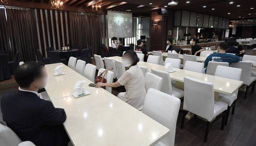 23일 서울 시내 한 예식장의 피로연 식당에서 하객들이 화면을 통해 결혼식을 지켜보고 있다. 하상윤 기자