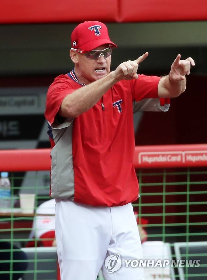 심판에 강력 항의하는 윌리엄스 감독 7월 19일 광주-기아챔피언스필드에서 열린 2020 KBO리그 두산 베어스와 KIA 타이거즈의 경기에서 KIA 윌리엄스 감독이 4회 말 3루 주자 유민상의 홈 아웃 판정 이후 비디오판독 요청을 뜻하는 동작으로 심판에게 강력하게 어필하고 있다. [연합뉴스 자료사진]