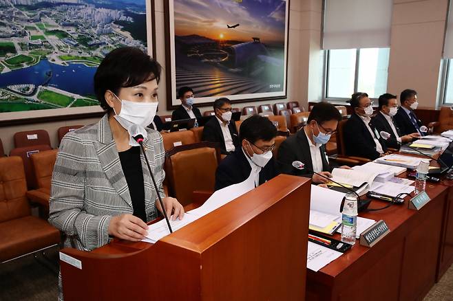 김현미 국토교통부장관이 25일 오전 국회에서 열린 국토교통위원회 전체회의에서 결산보고를 하고 있다. [연합]