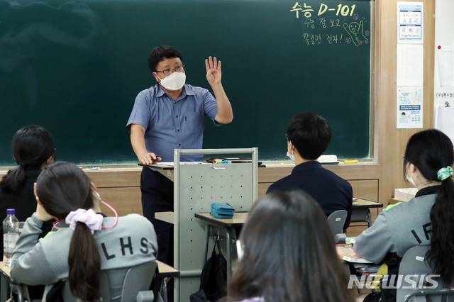 [인천=뉴시스] 이종철 기자 = 대학수학능력시험을 101일 앞둔  24일 오후 인천시 부평구 인천외국어고등학교에서 고3학생들이 수업을 받고 있다. 2020.08.24. jc4321@newsis.com