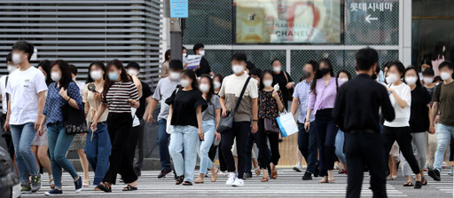 25일 오전 서울 영등포구 영등포역 인근에서 마스크를 착용한 시민들이 이동하고 있다.