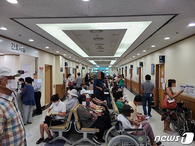 26일 오전 서울 종로구 서울대병원에서 환자들이 대기하는 모습. © 뉴스1 이상학 기자