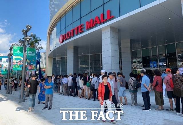 롯데마트는 수지점을 폐점하고 인근에 롯데몰 수지점을 내는 등 복합쇼핑몰을 늘리고 있다. /이민주 기자