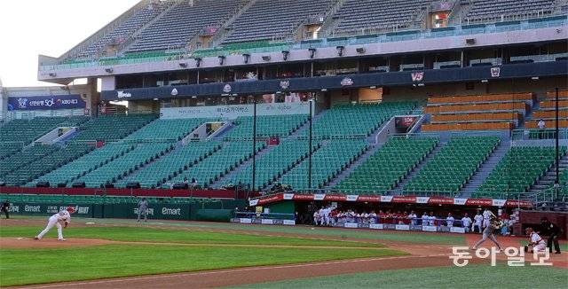 신종 코로나바이러스 감염증(코로나19)이 최근 다시 급증하면서 향후 확산 추이에 대한 관심도 커지고 있다. 사회적 거리 두기 2단계가 적용되면서 관중이 사라진 프로 야구장의 모습. 동아일보 DB