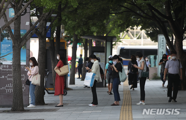 [서울=뉴시스] 조수정 기자 = 코로나19 확산을 막기 위해 수도권 전체를 포함, 지자체 17곳 중 12곳이 실내외 마스크 착용을 의무화 했다. 26일 오전 서울 종로구 한 버스정류장에서 출근길 시민들이 마스크를 착용하고 거리를 유지하며 버스를 기다리고 있다. 2020.08.26.  chocrystal@newsis.com