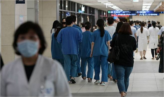 대한의사협회(의협) 총파업을 하루 앞둔 13일 오후 서울 시내 한 대학병원에 환자들로 붐비고 있다. 이한형기자
