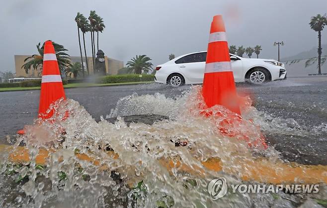 폭우로 인한 우수관 역류 (서귀포=연합뉴스) 박지호 기자 = 제주도가 제8호 태풍 '바비'의 직접 영향권에 들어간 26일 오전 제주 서귀포시 중문관광단지 내 제주국제컨벤션센터 앞 우수관이 폭우로 역류하고 있다. 2020.8.26 jihopark@yna.co.kr