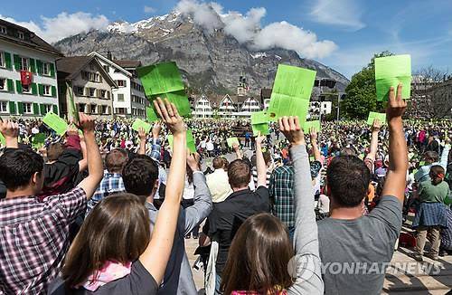 글라루스 칸톤의 란츠게마인데 모습 [EPA=연합뉴스 자료사진]