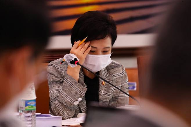 김현미 국토교통부장관이 25일 오전 국회에서 열린 국토교통위원회 전체회의에서 생각에 잠겨 있다. (사진=연합뉴스)