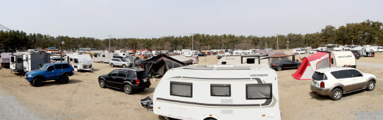 충남 태안군 남면 몽산포 해변에 캠핑카가 가득 차 있다. (사진= 연합뉴스)