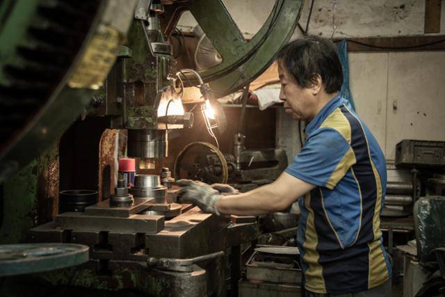 시보리 기술을 시연해보이고 있는 박춘삼(61) 사장.
