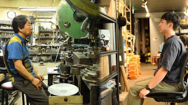 30년 차 기술 장인 박춘삼(61ㆍ왼쪽)씨와 3년 차 청년 창업가 조수아(34ㆍ오른쪽)씨가 각각 자신의 일터에서 포즈를 취했다. 박씨의 금속 가공공장 ‘삼성시보리’는 서울 중구 입정동 세운3-2 재개발 구역 내에, 조씨의 디자인 스타트업 ‘아몬드 스튜디오’는 인근 세운대림상가 내 ‘메이커스 큐브’에 있다. 장인과 청년은 아름다운 ‘전통주 술잔’을 합작해 냈지만 '도시재생'을 가장한 재개발사업에 의해 앞날을 기약할 수 없는 상황이다.