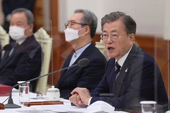 문재인 대통령이 27일 청와대 본관에서 열린 한국 개신교회 지도자 초청 간담회에서 발언하고 있다.    문 대통령은 신종 코로나바이러스 감염증(코로나19) 확산 방지를 위한 정부의 방역 노력에 교회가 적극적으로 협조해줄 것을 당부했다. 2020.8.27 청와대사진기자단