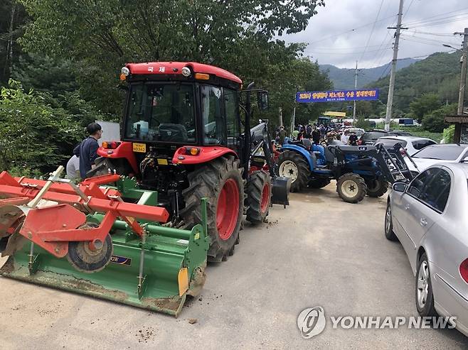 원주 황둔리 주민 코로나19 생활치료센터 운영 반발 (원주=연합뉴스) 김영인 기자 = 원주시가 신림면 황둔리 치악산황둔청소년수련원을 코로나19 경증 확진자들을 수용하는 생활치료센터로 운영하겠다고 하자 이에 반발한 해당 지역 주민들이 27일 진입로를 트랙터와 승용차 등으로 막고 실력 저지에 나서고 있다. 2020.8.27 kimyi@yna.co.kr