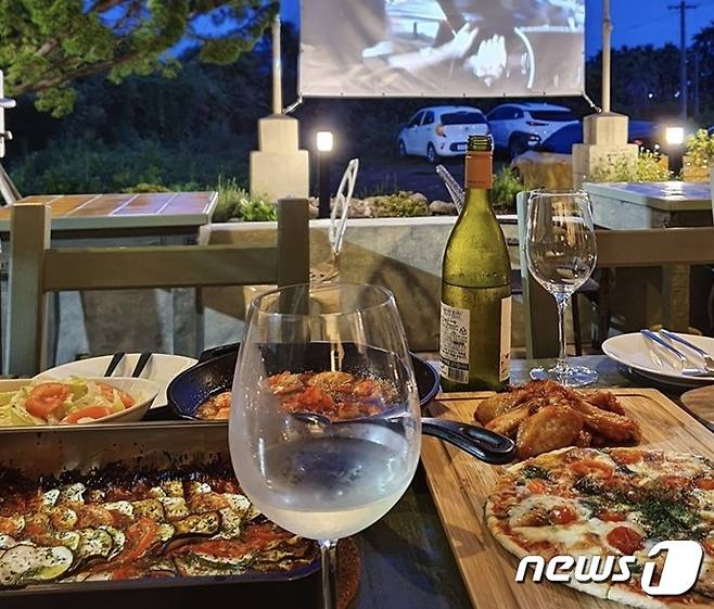 제주 36번·37번 확진자가 발생한 게스트하우스의 와인파티.(SNS 캡처) /© 뉴스1