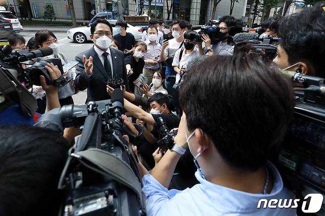 최대집 대한의사협회 회장이 28일 오전 서울지방경찰청 앞에서 보건복지부의 업무개시명령 위반 전공의에 대한 고발과 관련해 긴급 기자회견을 마친 뒤 기자들의 질의에 답하고 있다. 2020.8.28/뉴스1 © News1 이동해 기자