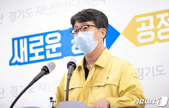 임승관 경기도 코로나19 긴급대책단 공동단장은 28일 오후 정례브리핑을 열고 “확진자 치료병상 확보 문제가 가시화 되고 있는 시점에서  이러한 문제점을 사전에 예측하고 홈케어시스템을 준비해왔다”며 “확진 판정을 받고도 병상이 없어 대기하는 환자들의 걱정과 불편함이 없도록 만전을 다하겠다”고 밝혔다.. (경기도 제공)© 뉴스1