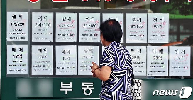 20일 서울시내 한 부동산 공인중개사 사무소에 매물 전단이 붙어있다. 정부가 지난 19일 전세를 월세로 전환할 때 적용하는 ‘전월세 전환율’을 기존 4%에서 2.5%로 하향조정하기로 발표했다. 국토교통부는 법무부와 함께 새로운 전월전환율을 세입자의 집주인 임대차 정보열람권과 함께 이달 입법예고할 방침이다. 이 경우 시행은 10월이 유력시된다. 2020.8.20/뉴스1 © News1 황기선 기자