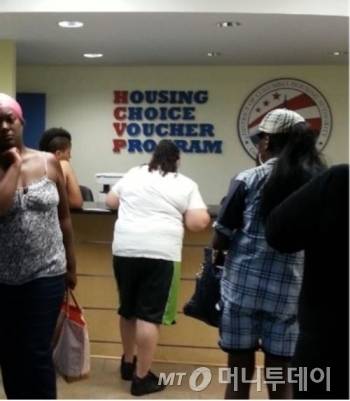 미국 공공주택청에서 주민들이 상담을 받고 있다./사진= 진미윤 LH토지주택연구원 연구위원