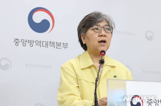 [청주=뉴시스]강종민 기자 = 정은경 중앙방역대책본부장(질병관리본부장)이 21일 오후 충북 청주 질병관리본부에서 신종 코로나바이러스 감염증(코로나19) 국내 발생 현황을 발표하며 이번 주말엔 꼭 안전한 집에 머물러 줄것을 요청하고 있다. 2020.08.21.  ppkjm@newsis.com