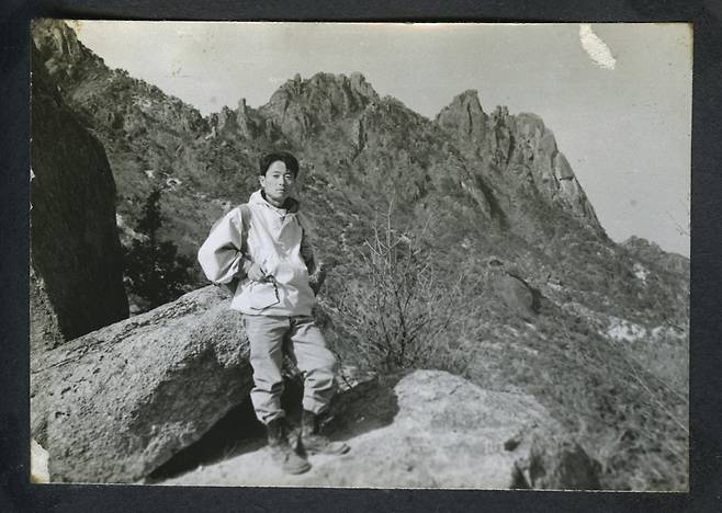 신동엽 시인이 도봉산 거북바위 부근에서 선인봉(맨 우측 봉우리)과 만장봉을 배경으로 서있다.