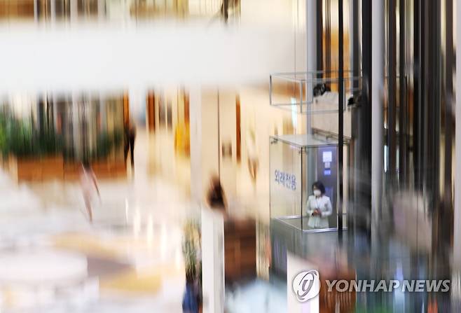 전공의 파업 이틀째 (서울=연합뉴스) 신준희 기자 = 전공의 총파업 이틀째인 27일 오전 서초구 서울성모병원에 병원 관계자가 엘리베이터를 타고 이동하고 있다.      대한전공의협의회는 이날 정부의 업무개시명령을 거부하는 의미에서 코로나19 진료마저도 자원봉사 형태로 가져가기로 했다. 이날 희망자에 한해 사직서를 제출하는 '제5차 젊은의사 단체행동'을 벌일 계획이다. 2020.8.27 hama@yna.co.kr