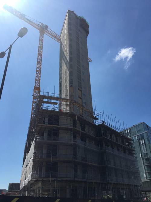 GS건설이 인수한 영국의 엘리먼트 유럽사가 런던에서 모듈러 공법으로 시공 중인 21층짜리 호텔 모습. 모듈러는 주요 건축 구조물을 사전에 공장에서 제작한 뒤 현장에서 레고 블록을 조립하는 것처럼 쌓아 올리는 공법이다. GS건설 제공