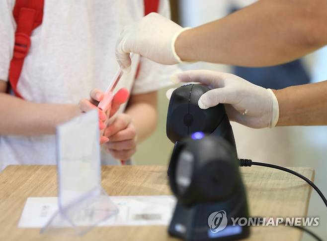 '교회에서도 QR코드' [연합뉴스 자료사진]