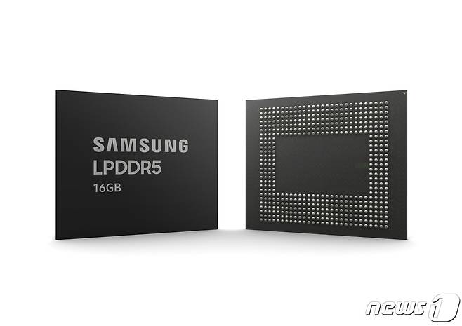 삼성전자의 3세대 10나노급(1z) 기반 16GB LPDDR5(삼성전자 제공) © 뉴스1