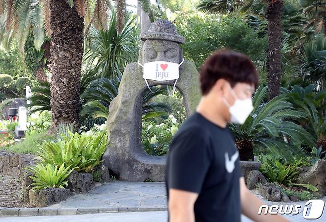 30일 오전 제주국제공항에 마스크를 쓴 관광객들이 이동하고 있다. 전날 제주에는 신종 코로나바이러스 감염증(코로나19) 확진자 4명이 추가 발생했다. 2020.8.30/뉴스1 © News1 홍수영 기자