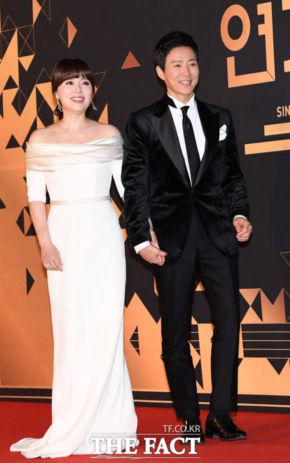 배우 최수종은 오랜 기간 양우건설로 전속 모델로 지내온 것은 "믿음과 신뢰가 있었기 때문"이라고 답했다. 사진은 최수종·하희라 부부가 지난 2018년 12월 31일 서울 여의도 KBS에서 열린 '2018 KBS 드라마 연기대상' 시상식에 참석한 모습. /더팩트 DB