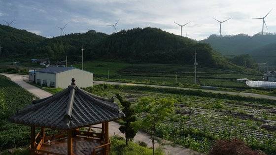 풍력발전단지에 둘러싸인 경북 영양군 양구리의 한 마을. 양인성 인턴