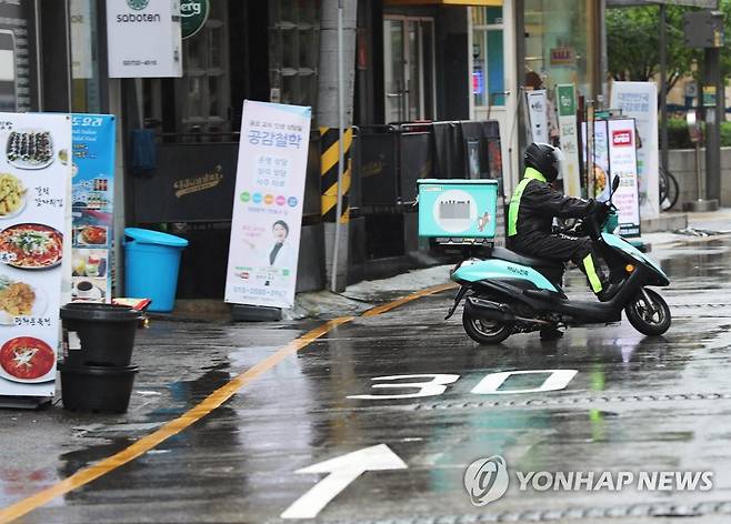 텅 빈 도심엔 배달 오토바이만.. (서울=연합뉴스) 이정훈 기자 = 29일 오전 코로나19 재확산 여파로 한산한 서울 광화문 일대에 배달 오토바이만 분주해 보인다.      정부는 30일부터 내달 6일까지 수도권의 '사회적 거리두기' 방역 수위를 2.5단계 수준으로 상향 조정한다. 2020.8.29 uwg806@yna.co.kr