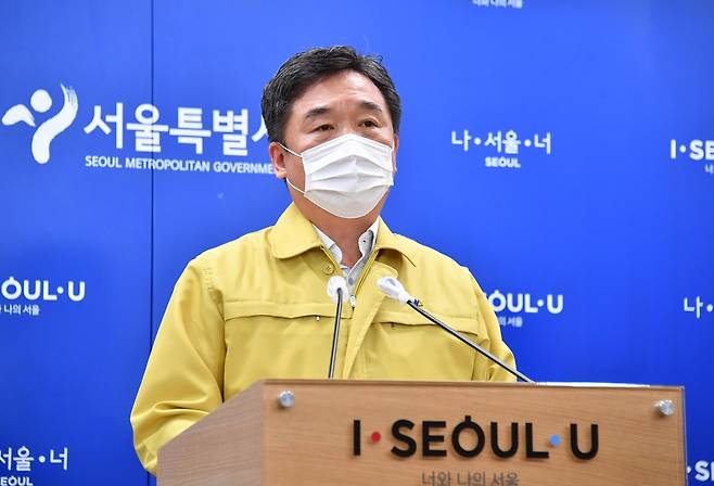 온라인 브리핑에서도 마스크 쓰는 서정협 서울시장 권한대행 (서울=연합뉴스) 임화섭 기자 = 서정협 서울시장 권한대행이 30일 마스크를 착용한 채 코로나19 상황에 대한 온라인 브리핑을 하고 있다. 2020.8.30. [서울시 제공. 재판매 및 DB 금지]